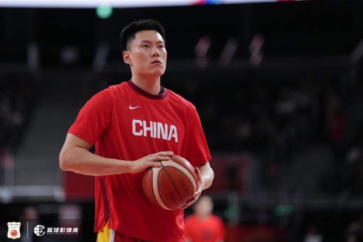 难阻失利！李弘权末节连中三分 全场8中3拿12分4板