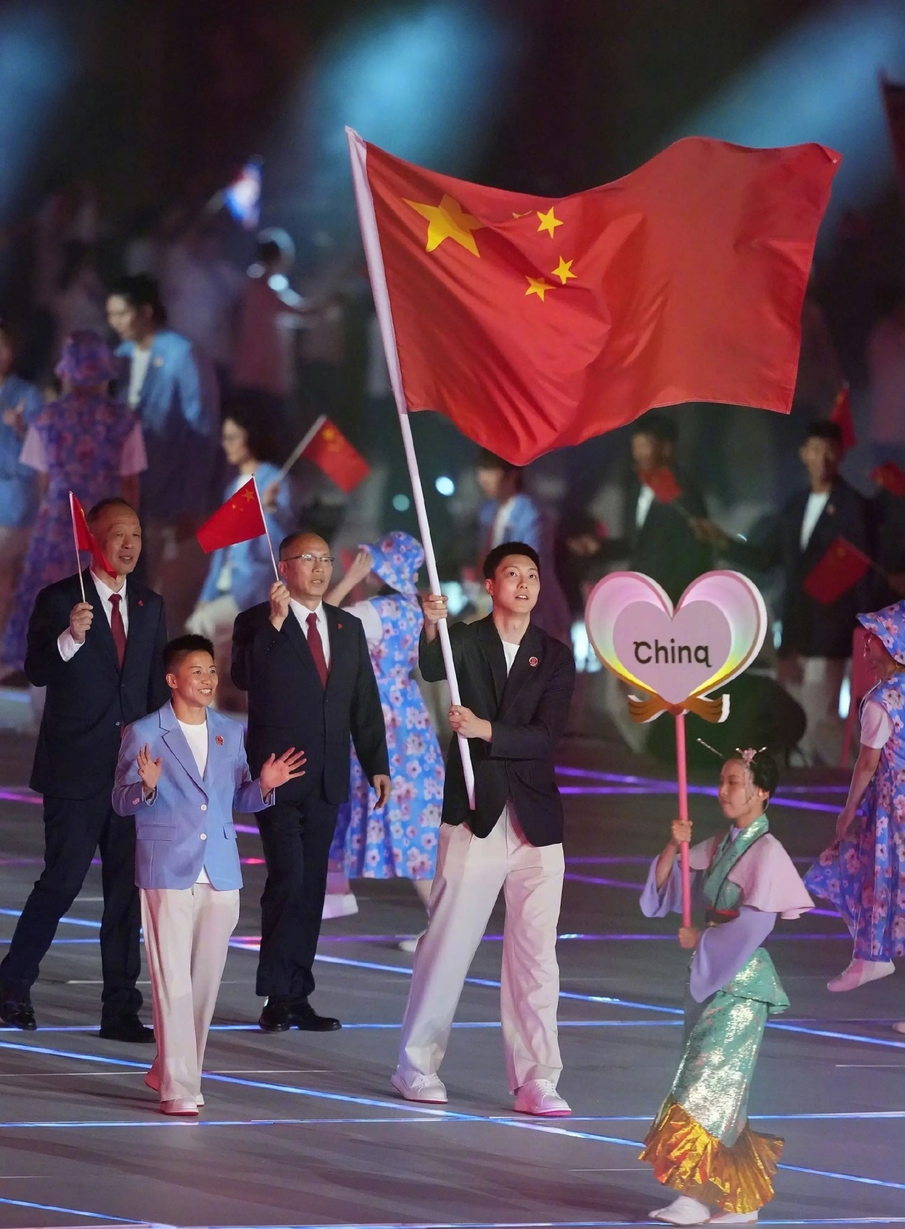 媒体人晒照：胡明轩担任中国队亚运代表团旗手举着国旗入场