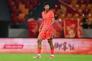 17岁赵松源：未来会选择足球这个道路一般出去训练会带一些书