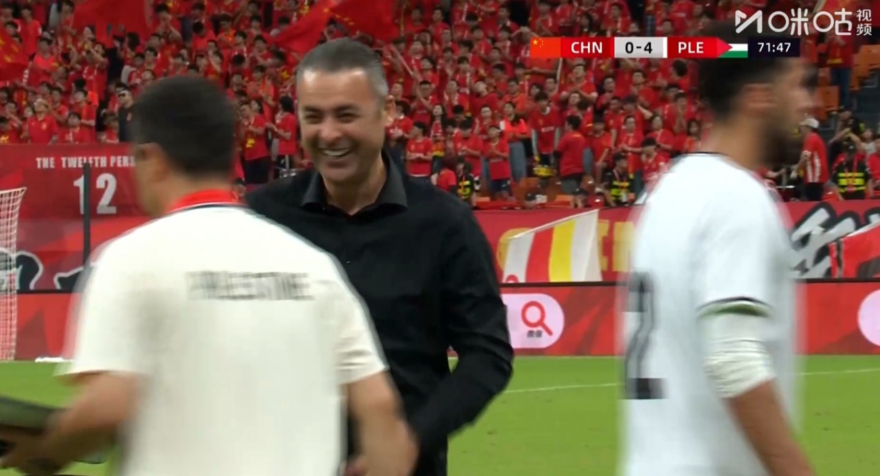 4-0领先中国男足！场边巴勒斯坦主帅笑得合不拢嘴