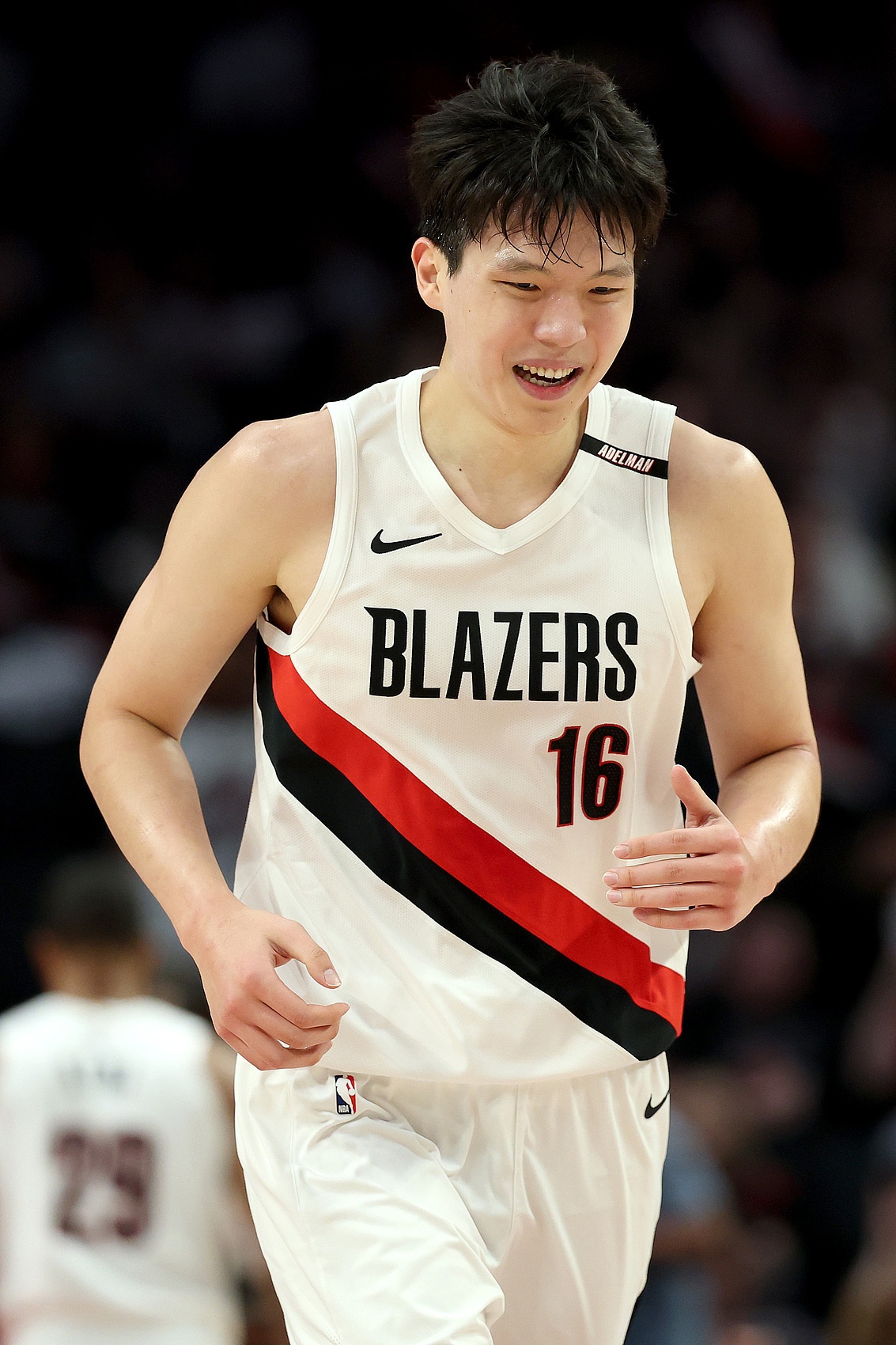 小杨篮板+1！NBA官方更新杨瀚森昨日数据 从5分2板变成了5分3板