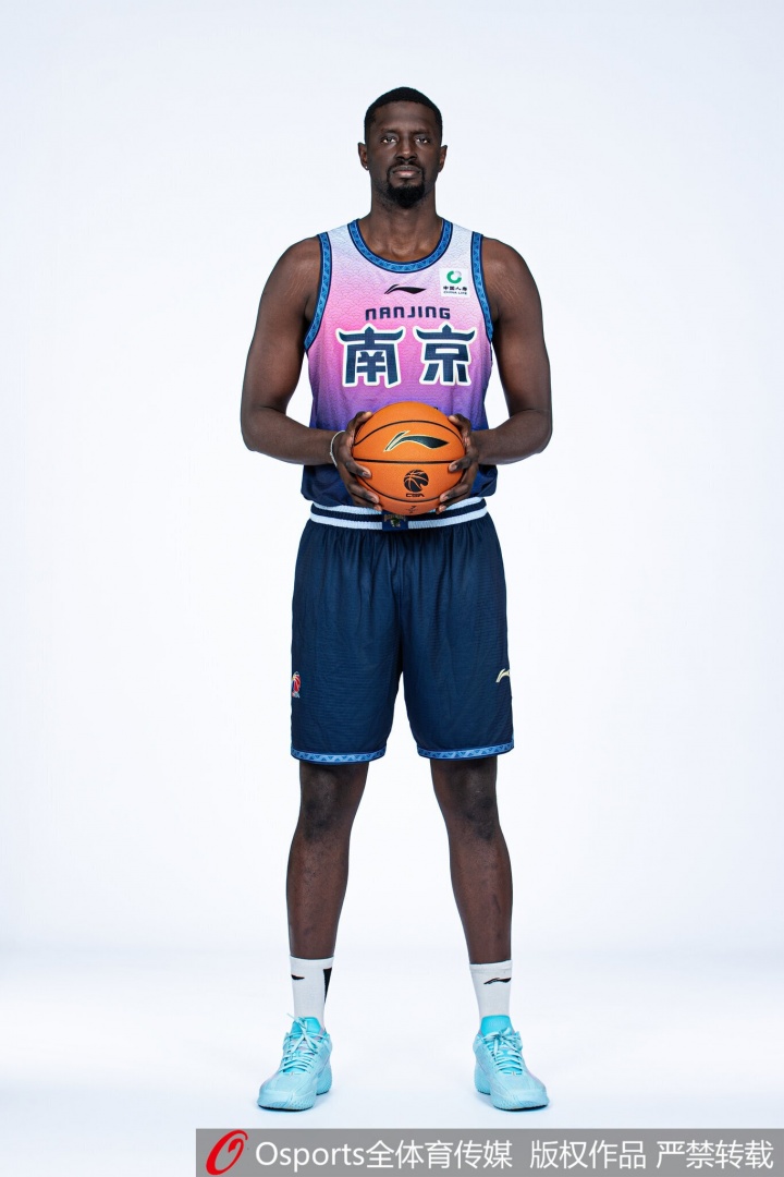 你也是真滴高！2米21的尤素法·法尔半场10中7砍下14分10板