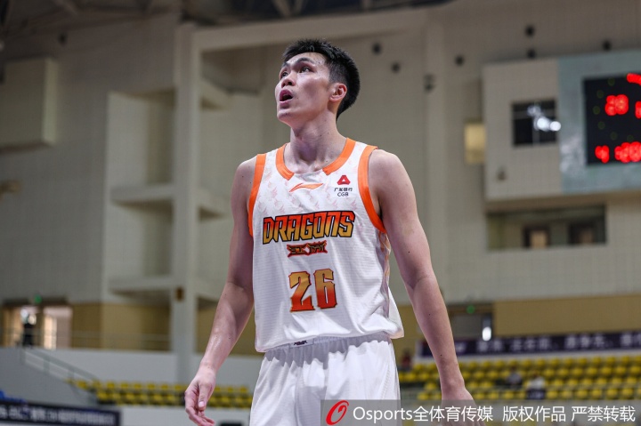 媒体人： 今夏集训和比赛让庞峥麟身心俱疲 今晚状态终于有回升