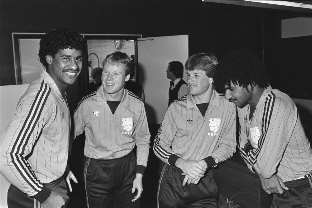 1983年，里杰卡尔德（左一）、罗纳德-科曼（左二）、埃尔文-科曼（右二）和古利特（右一）在荷兰国家队更衣室的合影
