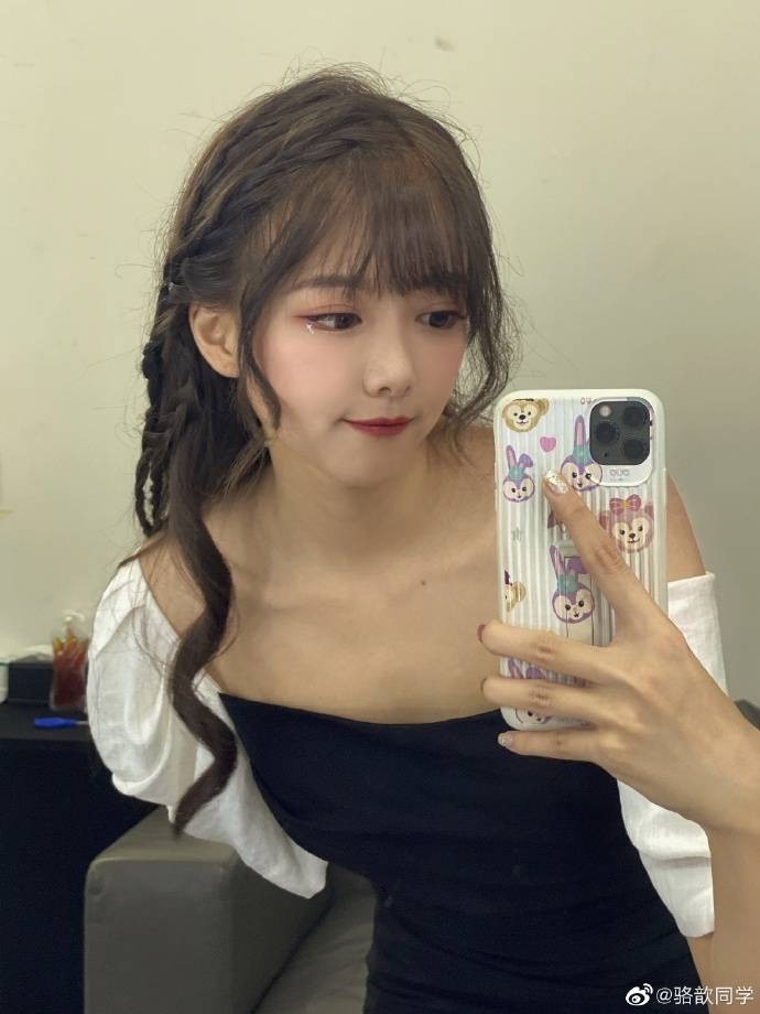 lpl主持骆歆微博晒照黑色幽默