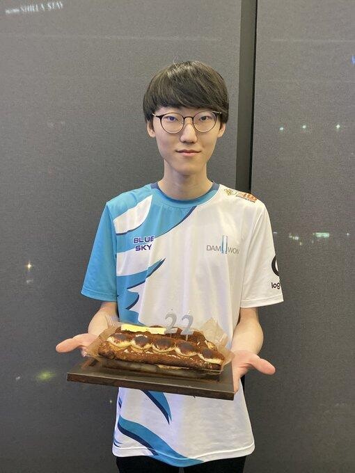 dwg官博晒nuguri手捧礼物照:这一刻nuguri是世界