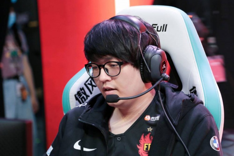 lpl赛场花絮fpx下路组剪头发了松松这次视野清晰了