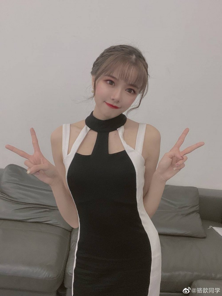 lpl主持人骆歆晒照做一天你们的不孤鸟