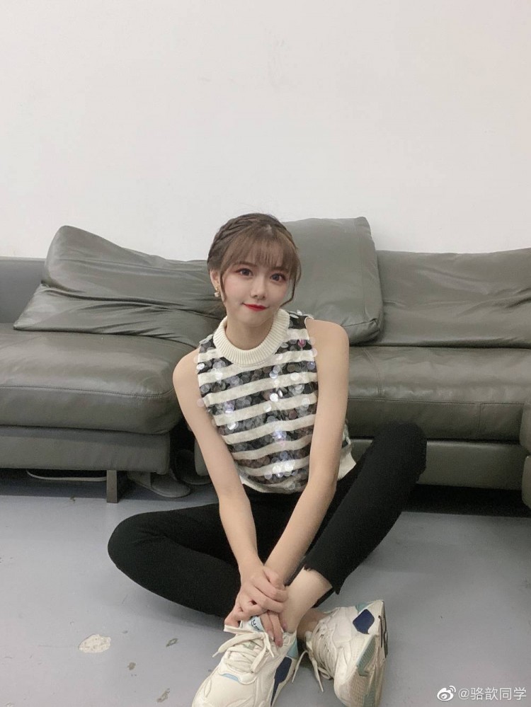 lpl主持人骆歆晒照做一天你们的不孤鸟