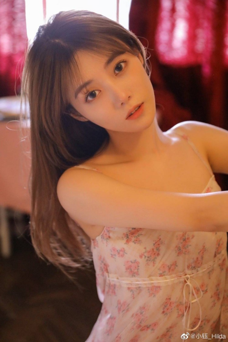 小钰微博晒照夏天尾巴上的一组照片