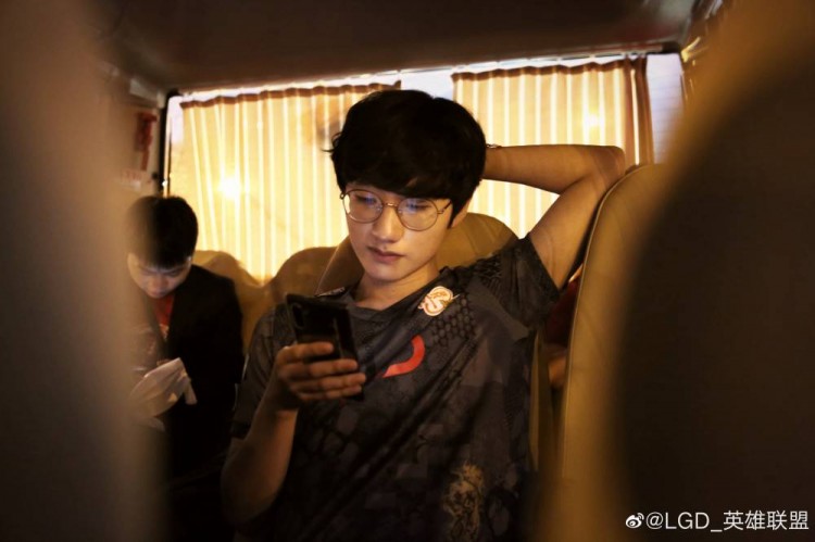 lgd晒队员照不畏将来不念过往心之所向一往无前