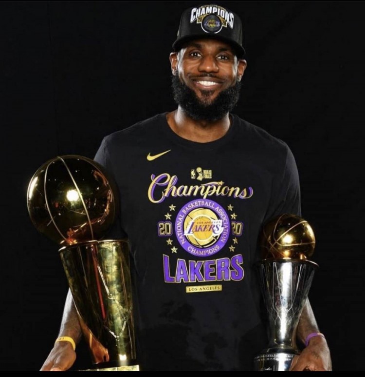 444詹姆斯社媒晒与总冠军fmvp奖杯合影