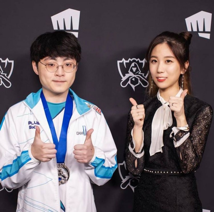 般配lck美女主持朴志萱分享和nugurishowmaker的工作照