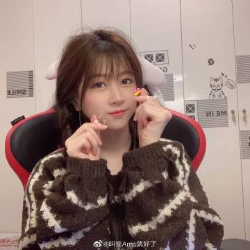 圣腿皇ams晒照:给大伙儿比个心