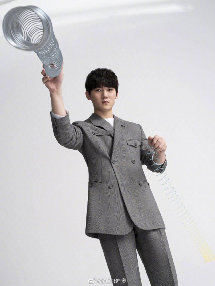 迪奥晒jackeylove新照倾情演绎传统迪奥正装美学