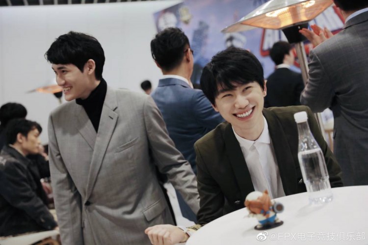 刷完"狂风之力"和"可惜",让我们一起来看看咕宝和翔宝的后台&红毯西装