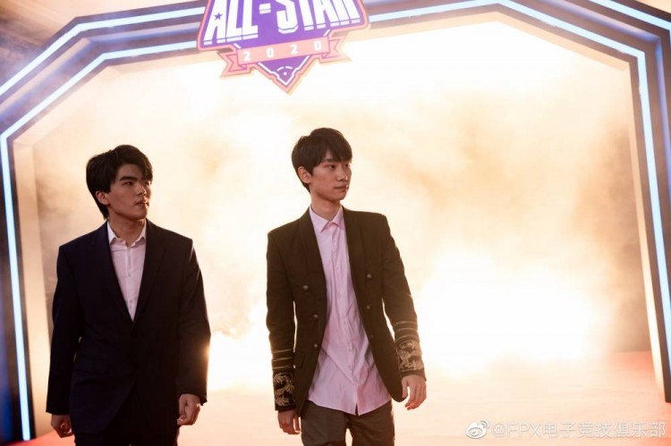 刷完"狂风之力"和"可惜",让我们一起来看看咕宝和翔宝的后台&红毯西装