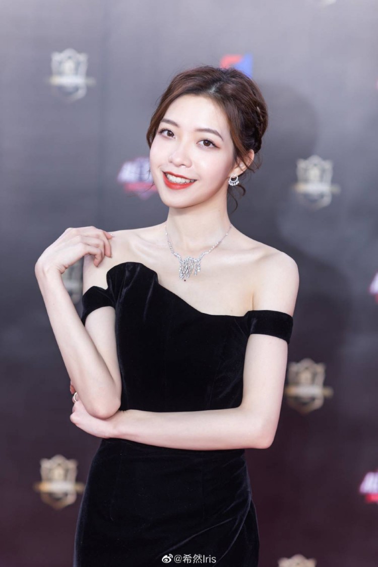 主持希然微博晒照2021一起加油吧