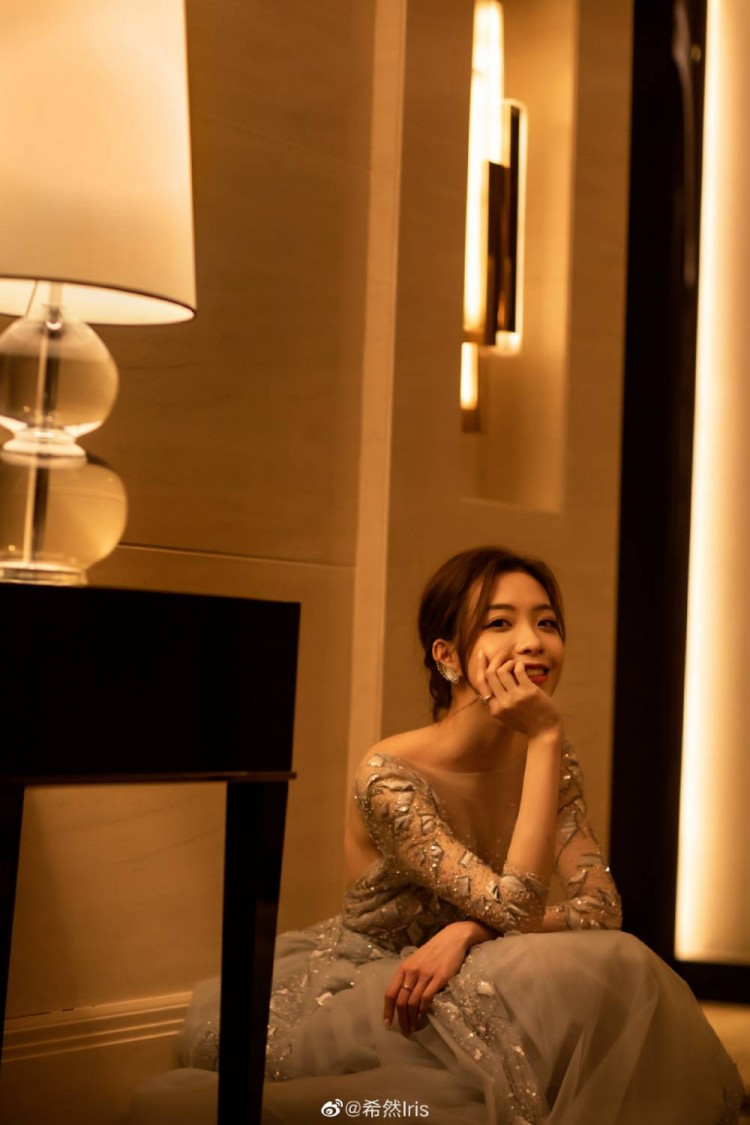 主持希然微博晒照2021一起加油吧