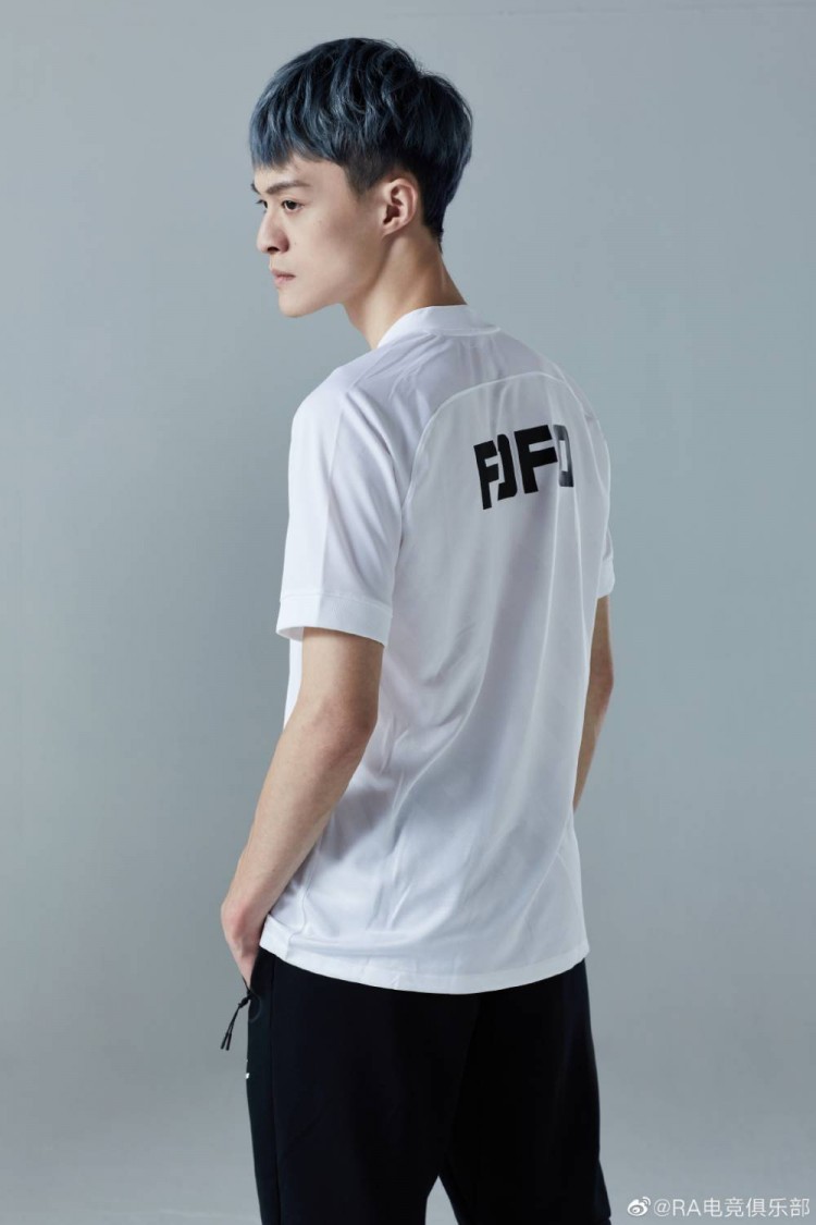 ra春季赛定妆照leyan吃汉堡iboy头戴香蕉