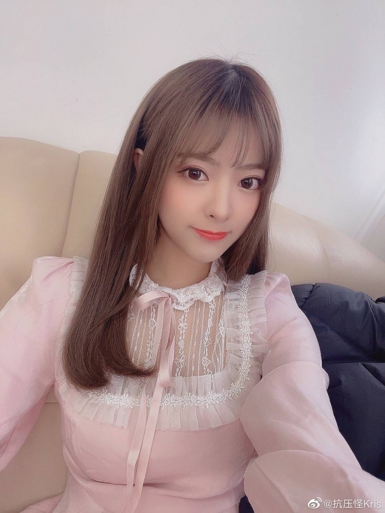 解说kris微博晒照今天是草莓公主