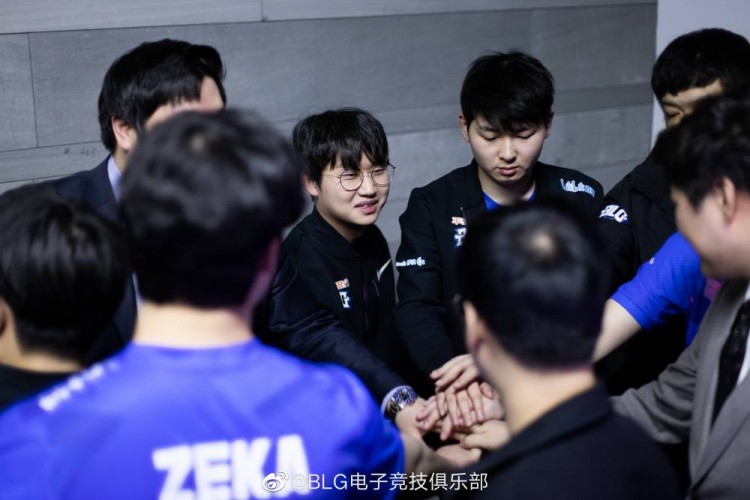 vs es的比赛中,blg以二比一击败es,今日,blg官博晒队员照,队员们之间