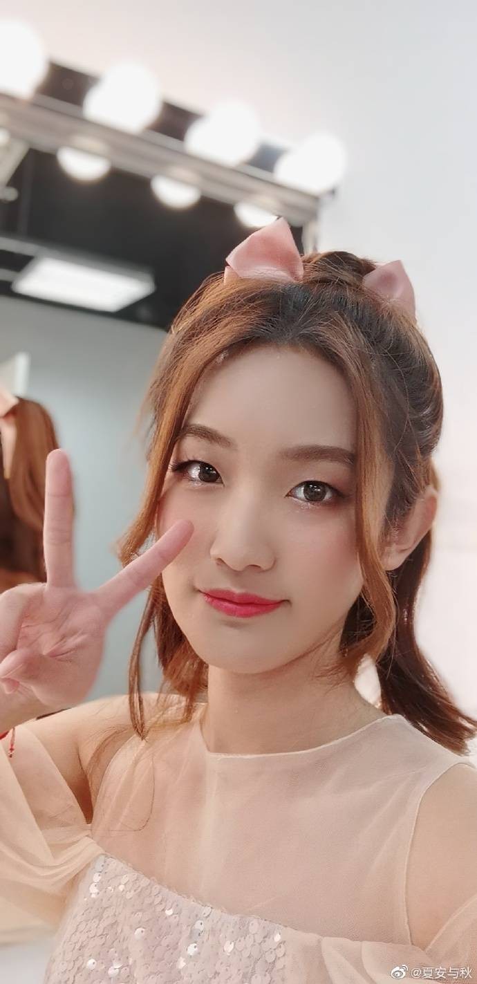 三语主持夏安微博晒照难得的自拍