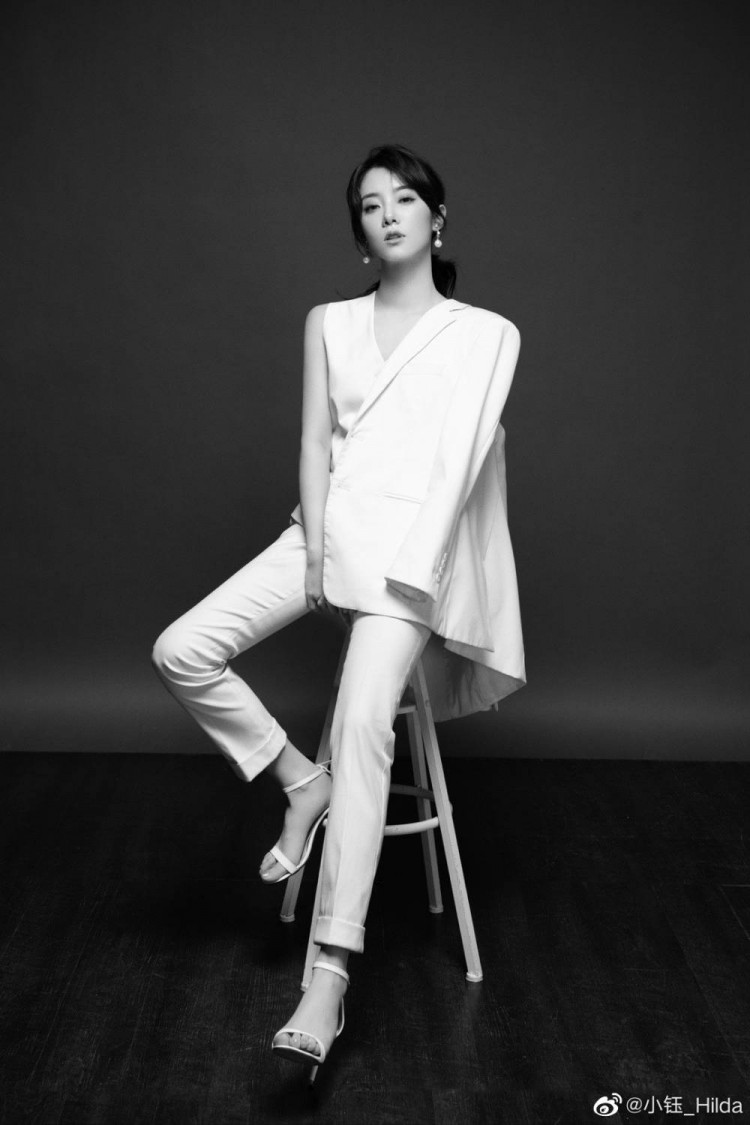 小钰更博晒照你们更喜欢哪种风格呢