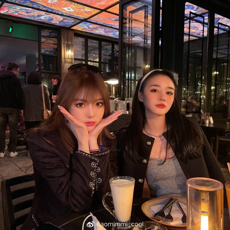 uzi女友aomimm晒照天气终于变暖了可以穿春天的衣服出门啦