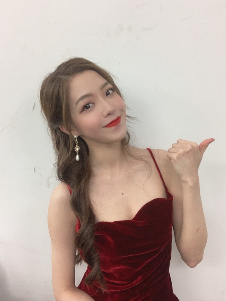 希然更博晒照隔日打卡来勒上镜真的很像练了一阵肱二头肌