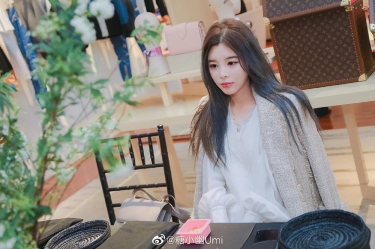 糖小幽微博晒照相当满意现在的发色