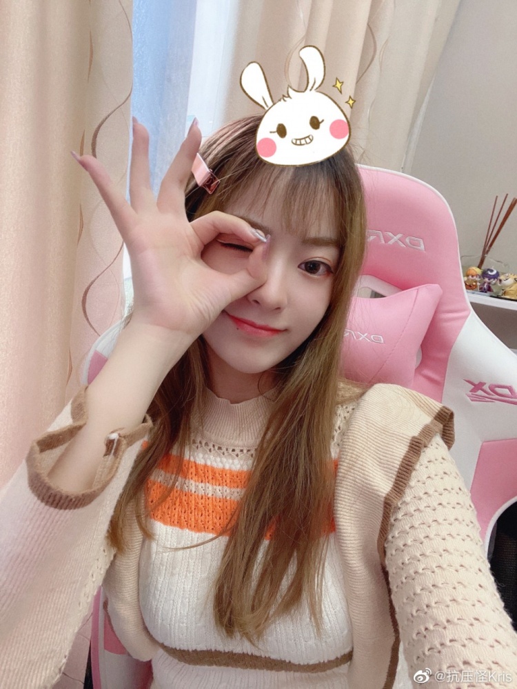 解说kris微博晒照猪猪表情