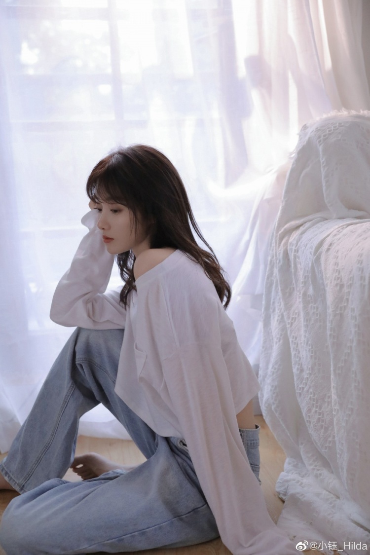 小钰写真照书里总爱写到喜出望外的傍晚