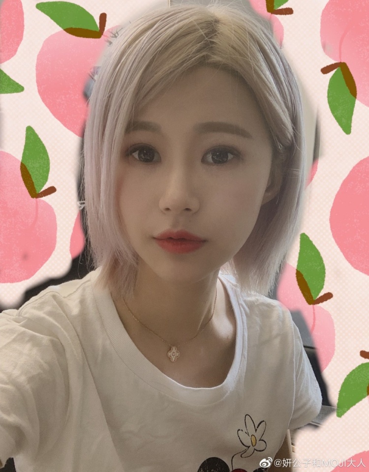 好久不见妍公子前lol官方解说苏小妍晒前两年的浅发时期图