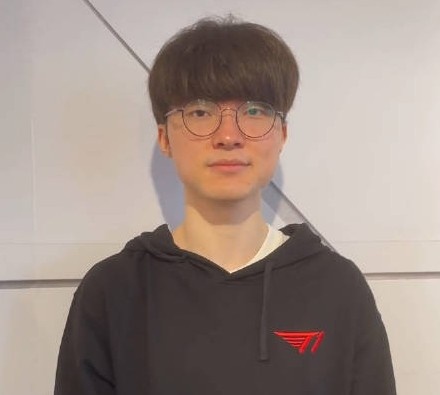 李哥你被胁迫了就眨眨眼李哥抖音更新我真的没有在整活儿