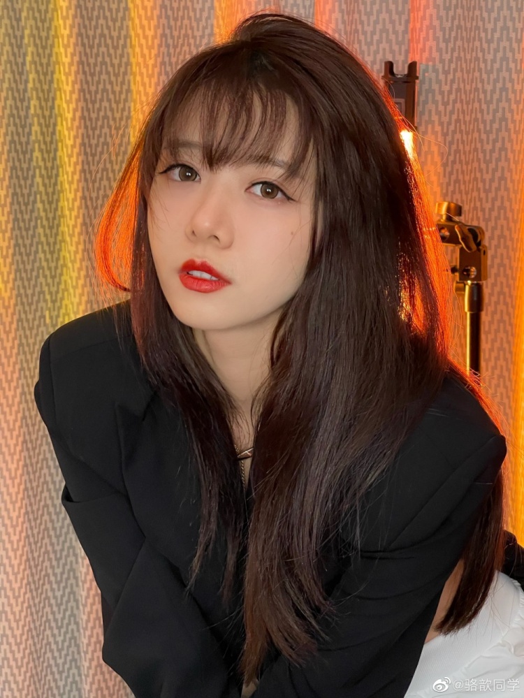 主持骆歆更博晒照今天是冷酷风美女