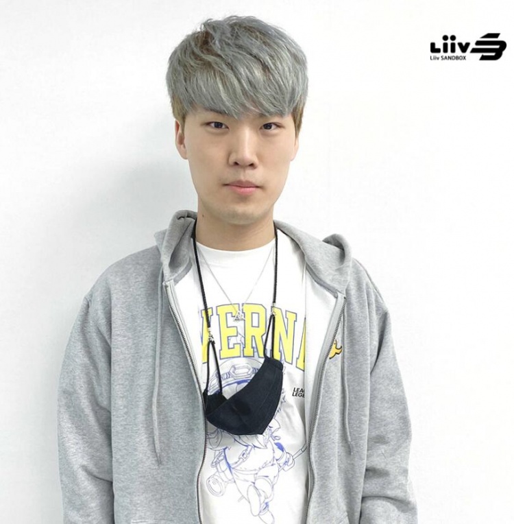 lsb官方分享下路选手prince拆生日礼物的照片谢谢大家的礼物