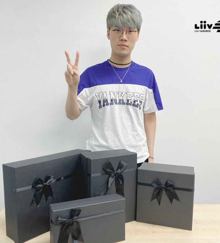 lsb官方分享下路选手prince拆生日礼物的照片谢谢大家的礼物