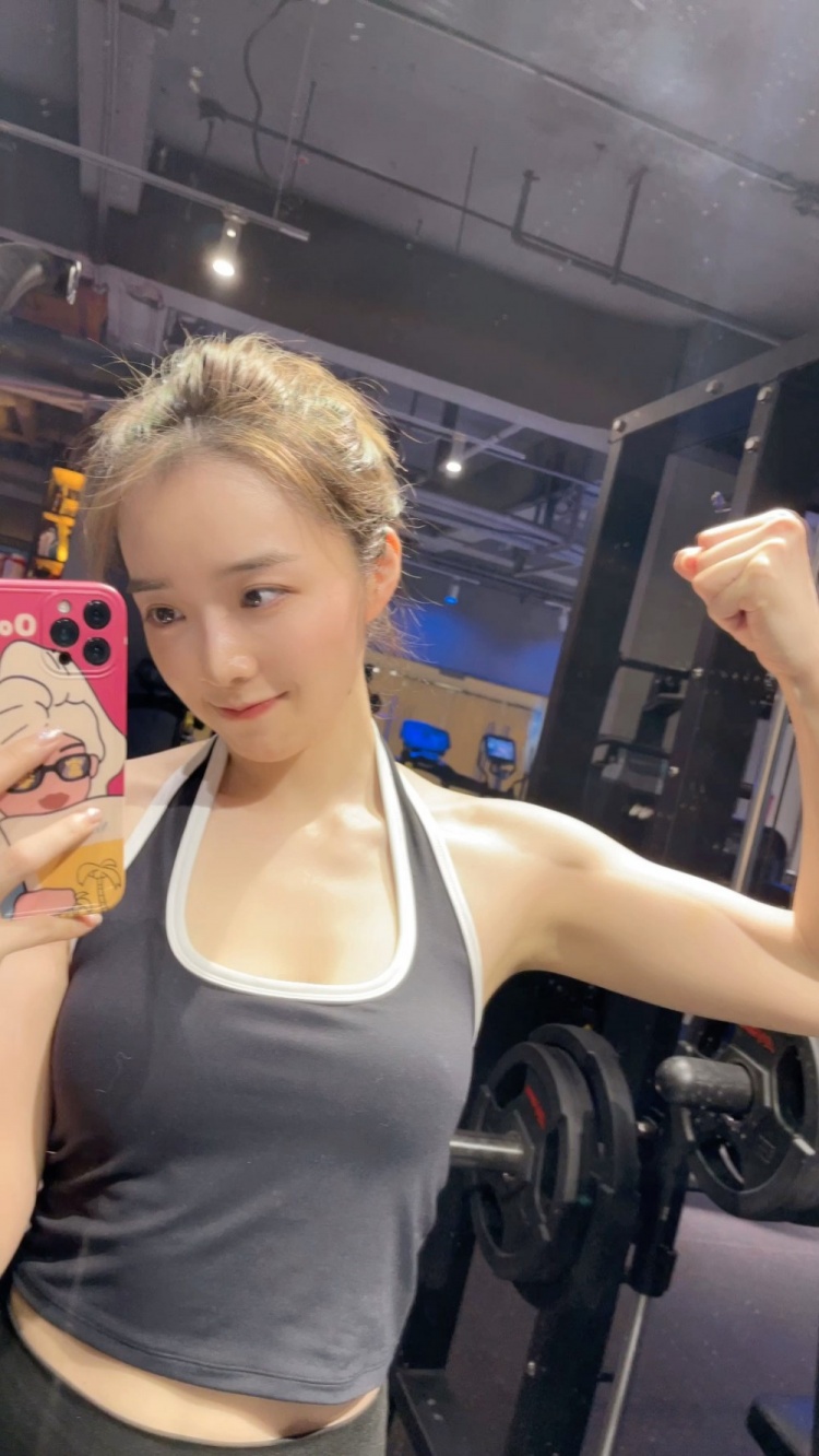 余霜更博晒健身照昨天和今天都锻炼了