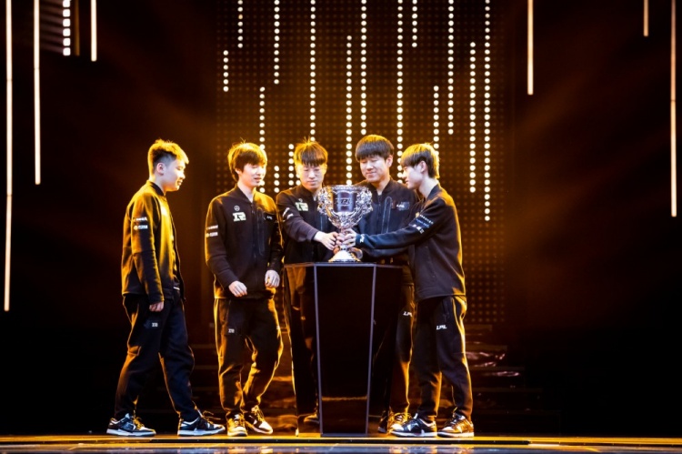 rng赛后返图在金色的雨下捧杯