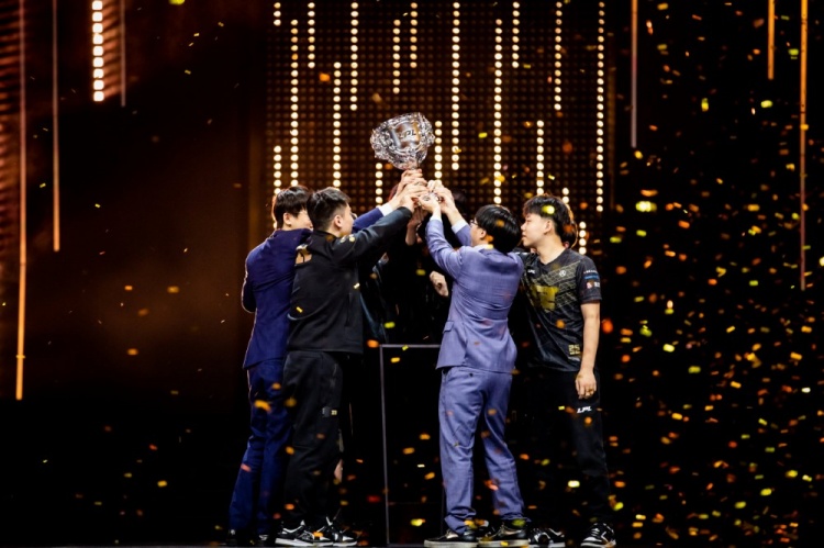 rng赛后返图在金色的雨下捧杯