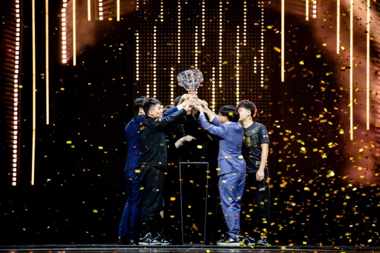 rng赛后返图在金色的雨下捧杯