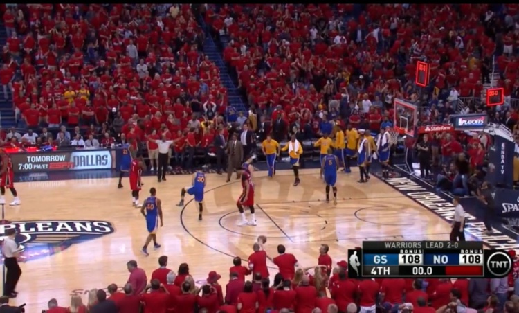 勇士大胜鹈鹕 库里三分上演招牌动作_库里历史经典时刻_勇士鹈鹕G3绝平三分