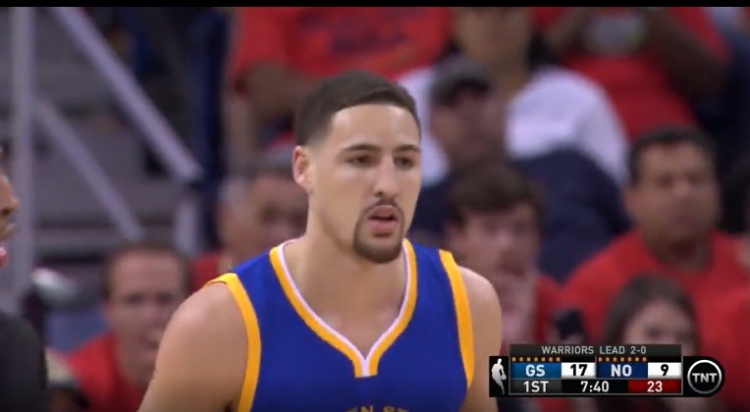 勇士鹈鹕G3绝平三分_勇士大胜鹈鹕 库里三分上演招牌动作_库里历史经典时刻