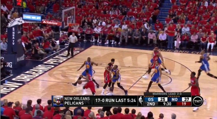 勇士鹈鹕G3绝平三分_勇士大胜鹈鹕 库里三分上演招牌动作_库里历史经典时刻