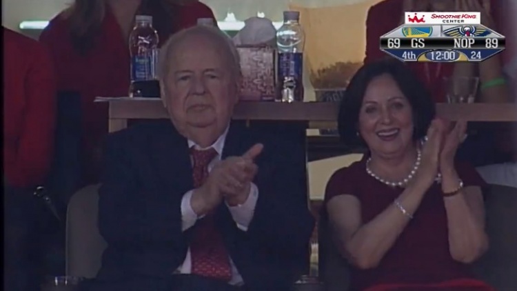 勇士大胜鹈鹕 库里三分上演招牌动作_库里历史经典时刻_勇士鹈鹕G3绝平三分