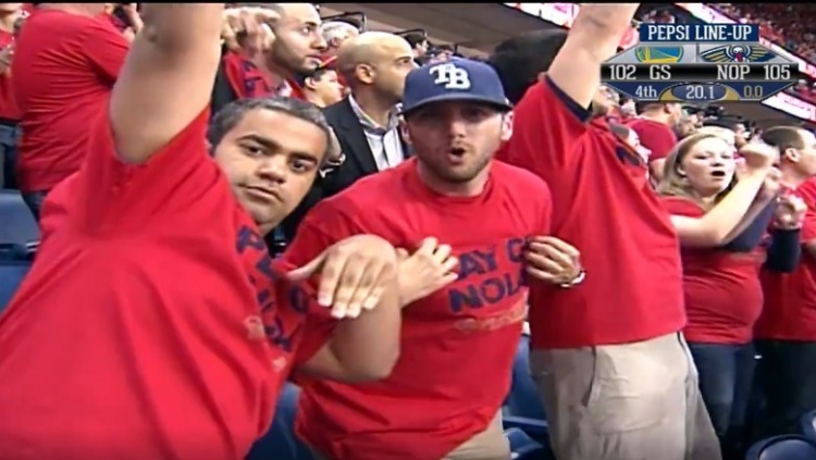 库里历史经典时刻_勇士大胜鹈鹕 库里三分上演招牌动作_勇士鹈鹕G3绝平三分