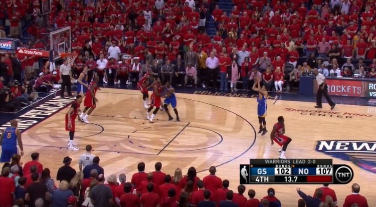 勇士大胜鹈鹕 库里三分上演招牌动作_库里历史经典时刻_勇士鹈鹕G3绝平三分