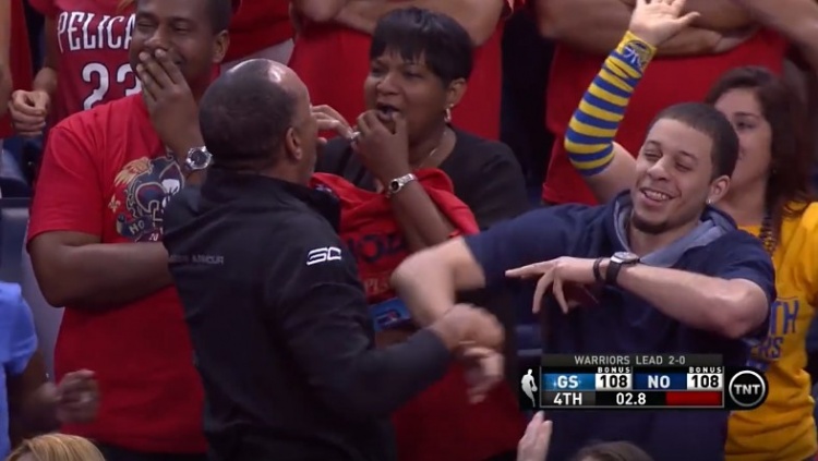 库里历史经典时刻_勇士大胜鹈鹕 库里三分上演招牌动作_勇士鹈鹕G3绝平三分