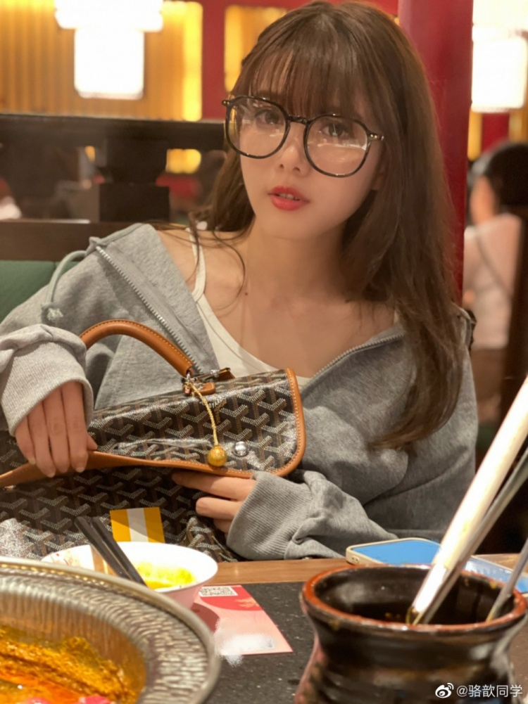 lpl主持人骆歆晒照:今天化妆了 发个自拍不过分吧